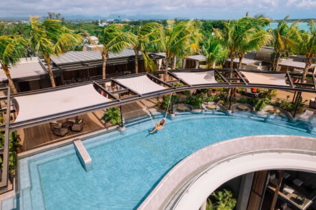 Střešní bazén Bisou v hotelu LUX* Grand Baie s výhledem na tyrkysovou lagunu