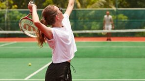 Žena držící tenisovou raketu.