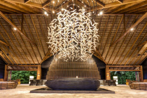 Ve velké moderní hale s&nbsp;vysokým dřevěným stropem visí nad kruhovým černým recepčním pultem propracovaný lustr s&nbsp;kovovými sochami ptáků. Otevřený prostor naplňuje přirozené světlo a&nbsp;ukazuje elegantní, moderní výzdobu.