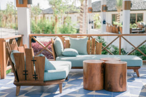 Pohovky a&nbsp;křesla na&nbsp;terase.