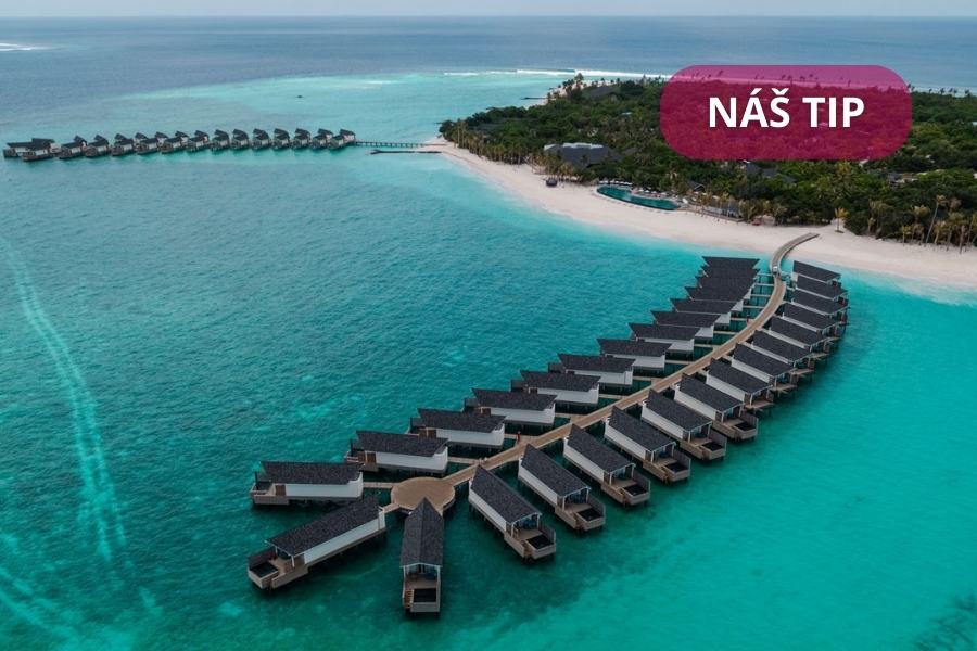 Skupina domů na&nbsp;pláži.