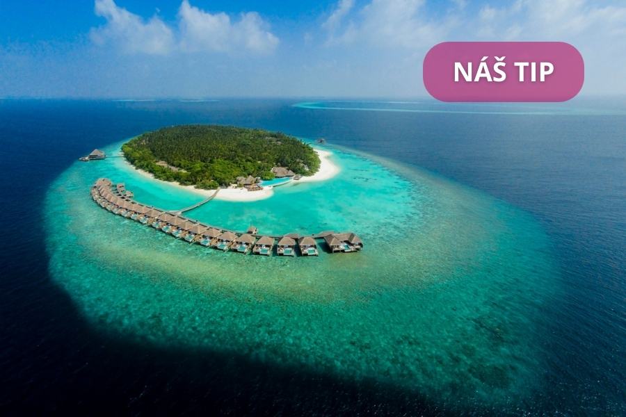Malý tropický ostrov obklopený tyrkysovou vodou a&nbsp;bungalovy nad vodou se zelenými stromy uprostřed. Na&nbsp;fialovém štítku v&nbsp;pravém horním rohu je napsáno NÁŠ TIP.