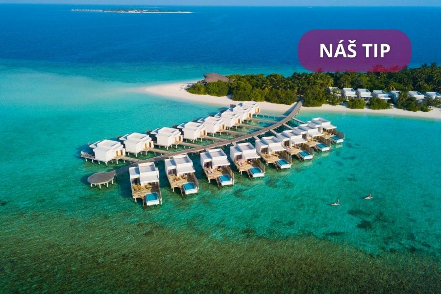 Letecký pohled na&nbsp;luxusní vily nad vodou na&nbsp;tyrkysovém moři v&nbsp;blízkosti bujného zeleného ostrova s&nbsp;bílou písečnou pláží. V&nbsp;pravém horním rohu je fialový štítek s&nbsp;nápisem NÁŠ TIP.