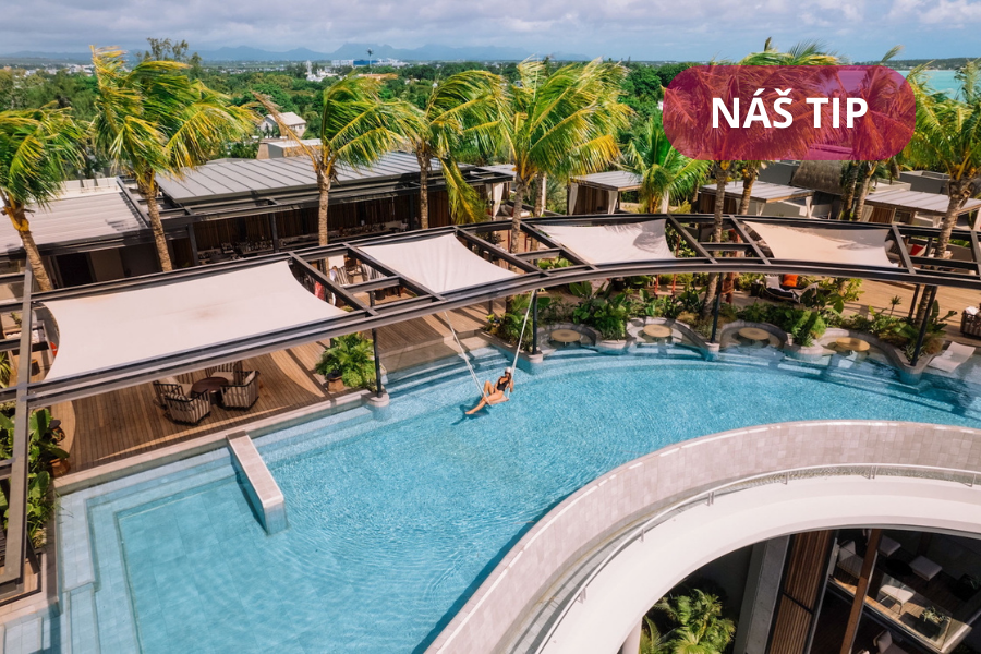 Osoba odpočívá na houpačce nad zakřiveným venkovním bazénem v letovisku, obklopena palmami a slunečníky. Prostředí je tropické a moderní. V rohu je červený nápis NÁŠ TIP.