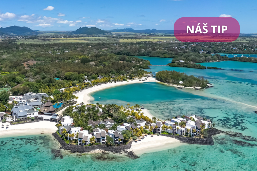 Letecký pohled na tropické letovisko s bílými písečnými plážemi, tyrkysovými lagunami a vilami obklopenými bujnou zelení; v pravém horním rohu je v růžové bublině text "NÁŠ TIP".