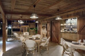 Místnost se stolem a židlemi.