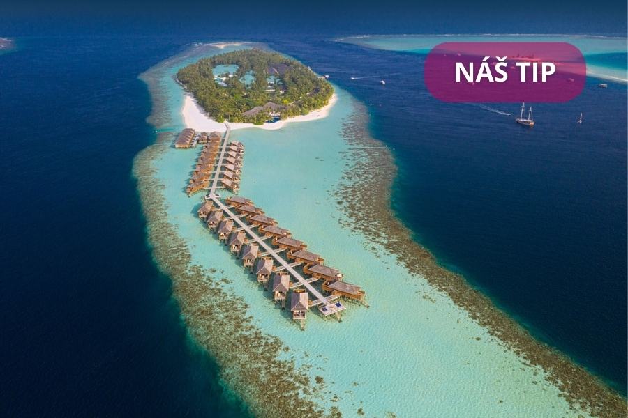 Letecký pohled na&nbsp;bungalovy nad vodou, které se rozkládají na&nbsp;tropickém ostrově obklopeném tyrkysovou vodou a&nbsp;korálovými útesy; v&nbsp;pravém horním rohu je ve&nbsp;fialové bublině text "NÁŠ TIP".