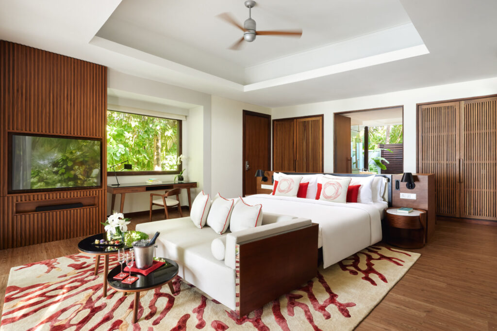 Moderní světlý interiér zrekonstruované ložnice v&nbsp;Deluxe Beach Villa v&nbsp;resortu Niyama