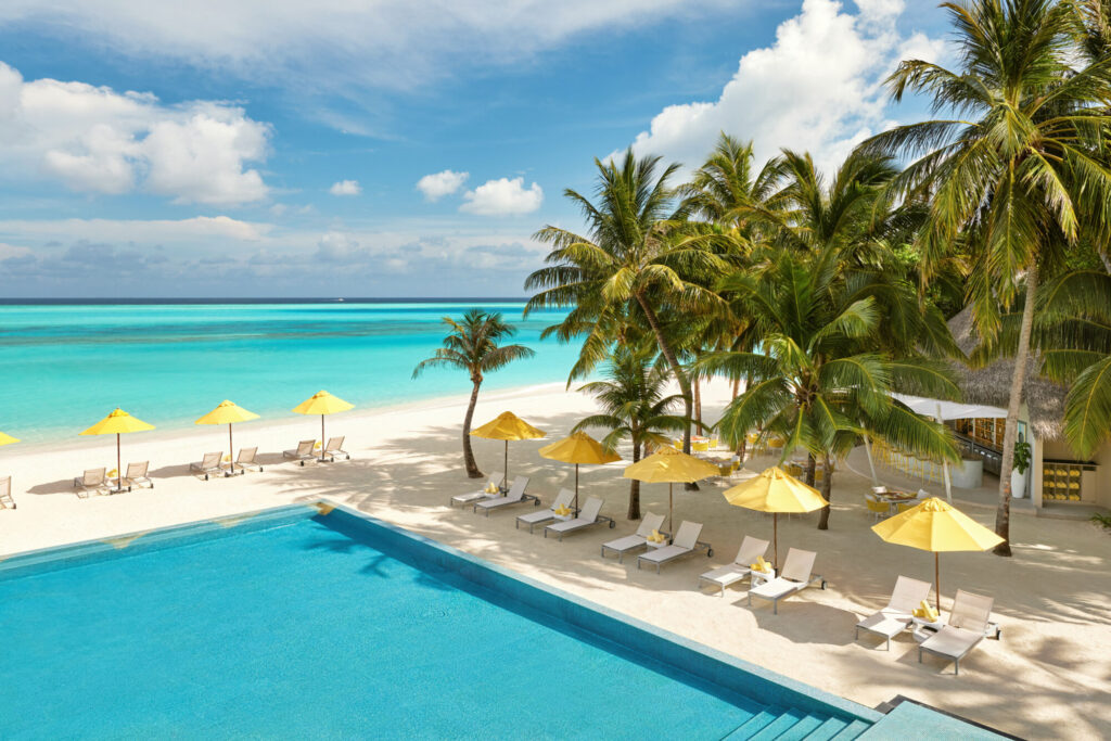 Pohled na&nbsp;bazén a&nbsp;plážový bar Dune v&nbsp;živější části ostrova Play