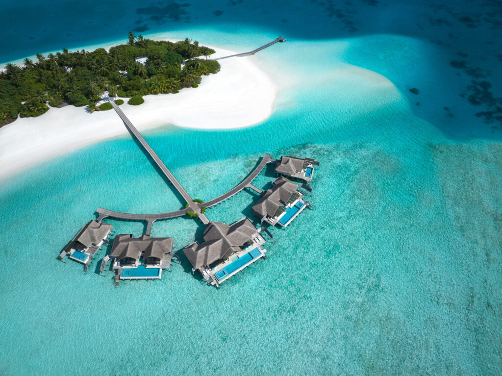 Letecký pohled na&nbsp;Two Bedroom Ocean Pool Pavilion – nejluxusnější nadvodní ubytování v&nbsp;Niyamě