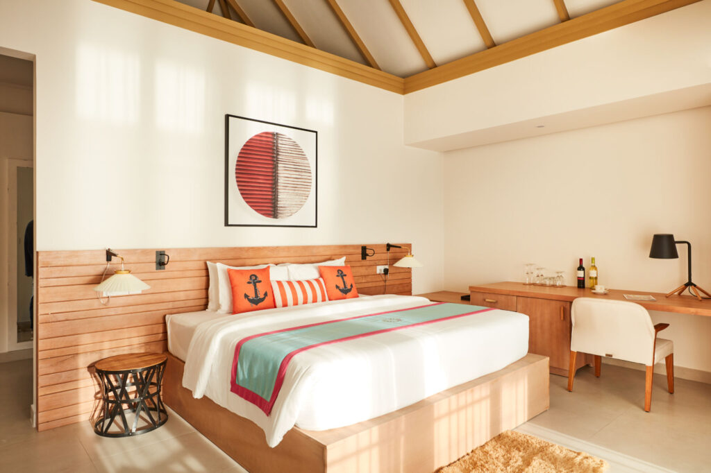 Moderní interiér ložnice v&nbsp;plážové vile Sun Siyam Iru Veli s&nbsp;designovými doplňky a&nbsp;světlým dřevěným nábytkem.
