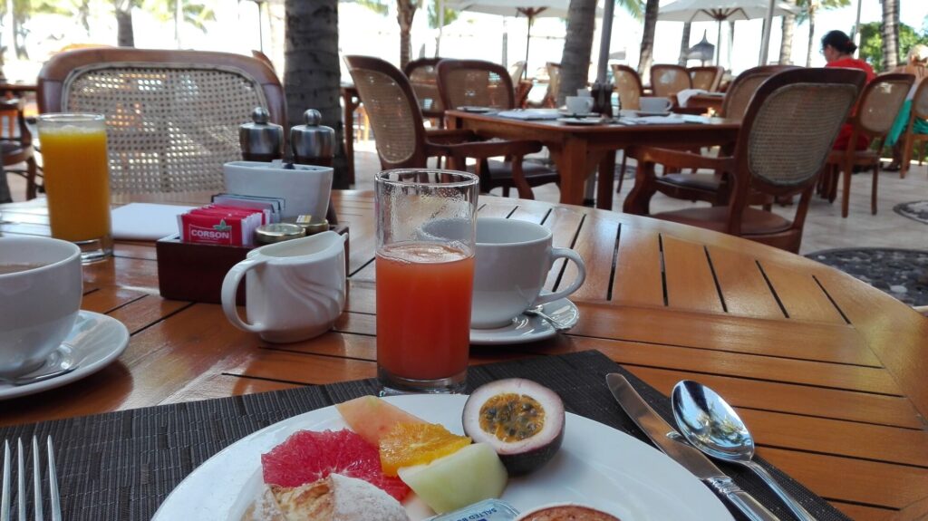 Dokonalá snídaně plná ovoce a&nbsp;čerstvých surovin v&nbsp;resortu Dinarobin Beachcomber na&nbsp;Mauríciu.