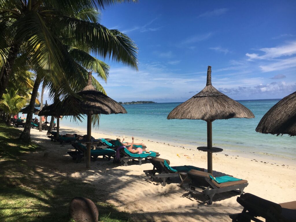 Pláž Trou aux Biches Mauricius s&nbsp;bílým pískem, lehátky a&nbsp;výhledem na&nbsp;moře u&nbsp;hotelu Trou aux Biches Beachcomber Golf & Spa Resort.