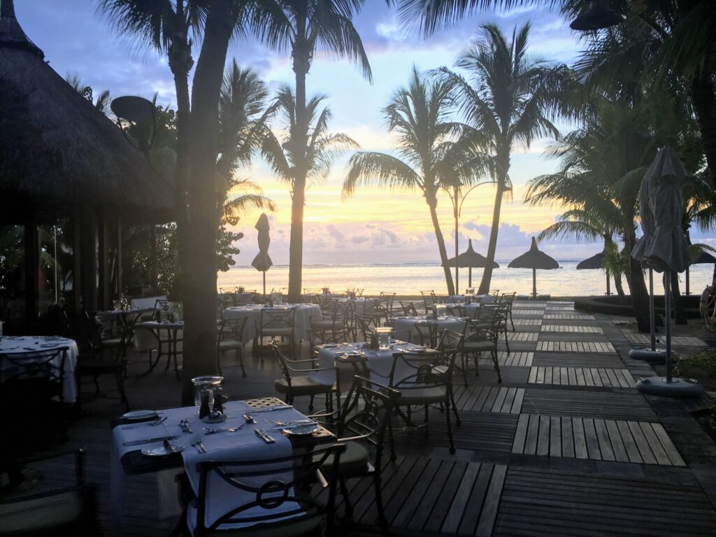 Večerní romantická atmosféra v&nbsp;hotelu Dinarobin Beachcomber na&nbsp;Mauríciu se západem slunce.