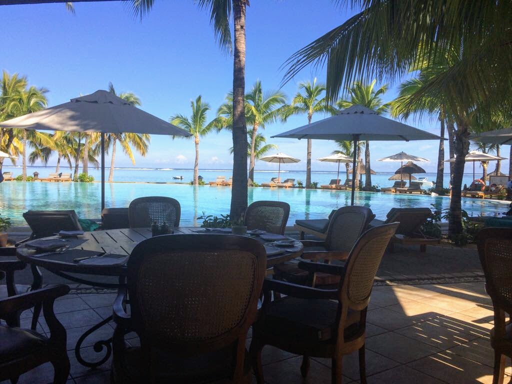 Luxusní bazén u&nbsp;hotelu Dinarobin Beachcomber s&nbsp;tradiční architekturou a&nbsp;horou Le Morne.