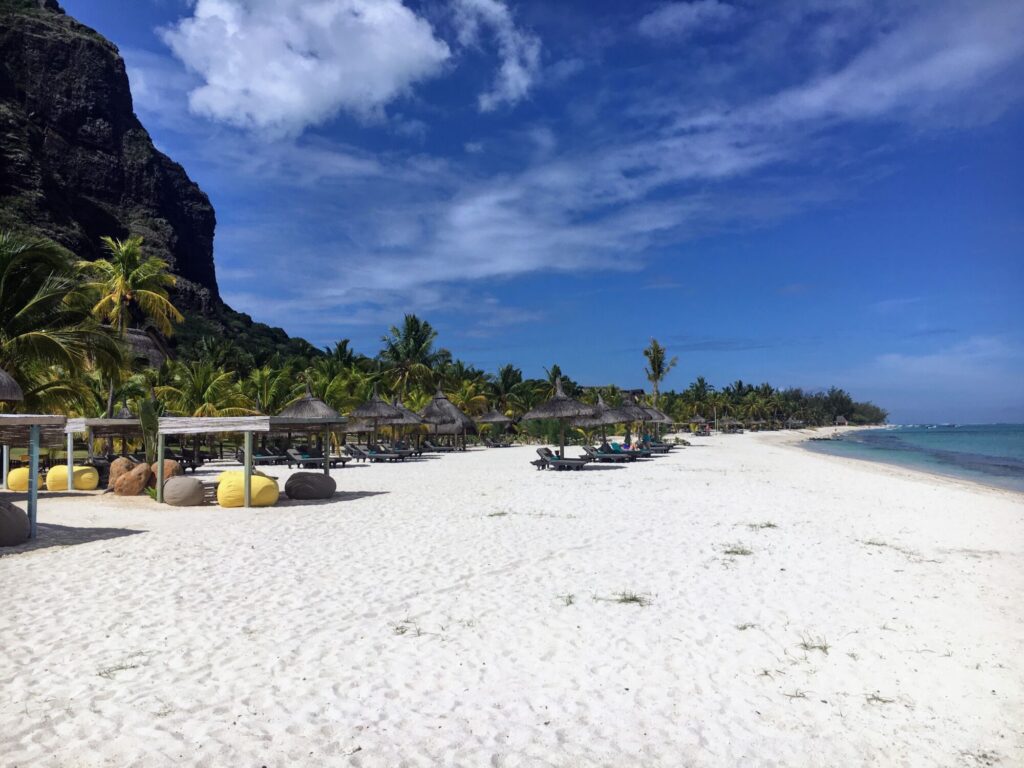Pláž u&nbsp;hotelu Dinarobin Beachcomber na&nbsp;Mauríciu s&nbsp;lehátky a&nbsp;fat boy pytli.