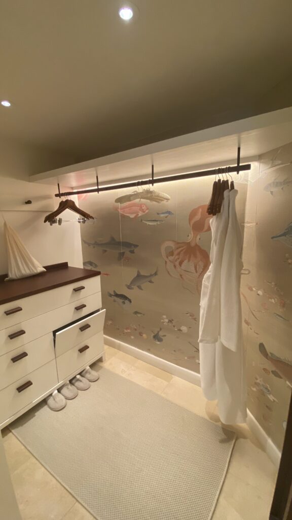 Světlý a&nbsp;moderní interiér pokoje v&nbsp;LUX Le Morne v&nbsp;minimalistickém chic stylu