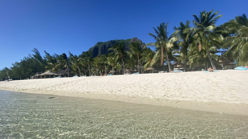 Pláž Trou aux Biches Mauricius s&nbsp;bílým pískem, lehátky a&nbsp;výhledem na&nbsp;moře u&nbsp;hotelu Trou aux Biches Beachcomber Golf & Spa Resort.