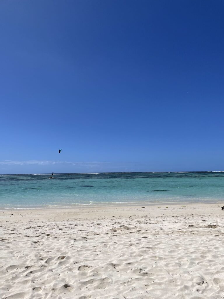 Pláž Belle Mare Mauricius s&nbsp;bílým pískem a&nbsp;výhledem na&nbsp;moře.