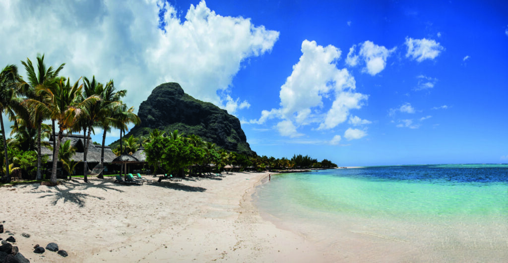 Paradis Beachcomber hotel pohled na Le Morne a bílou pláž.
