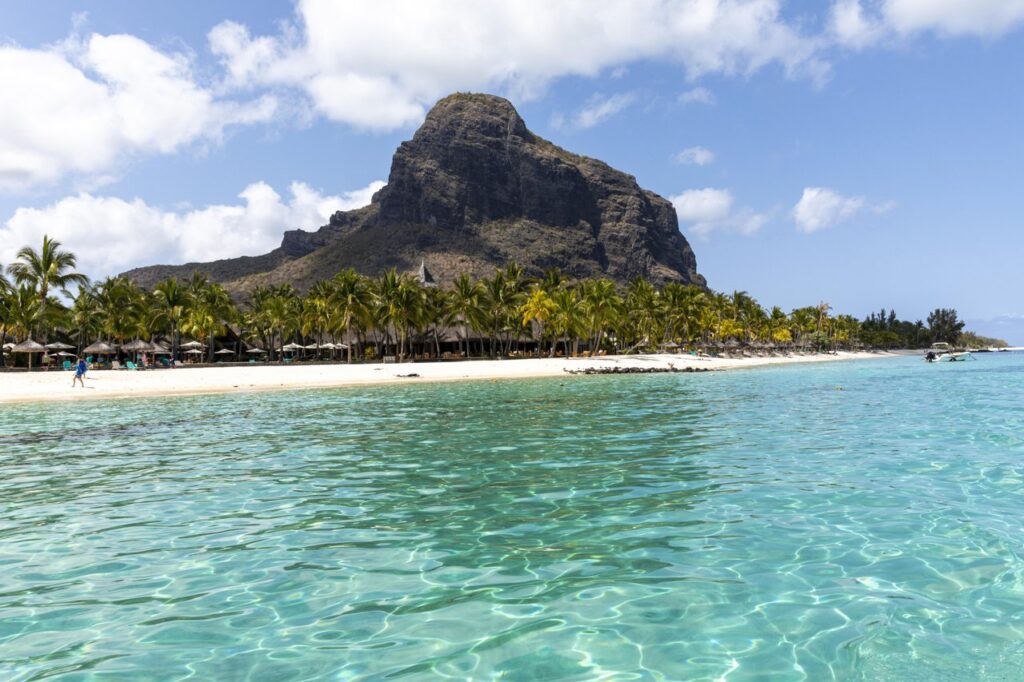 Paradis Beachcomber hotel pohled na Le Morne a bílou pláž.