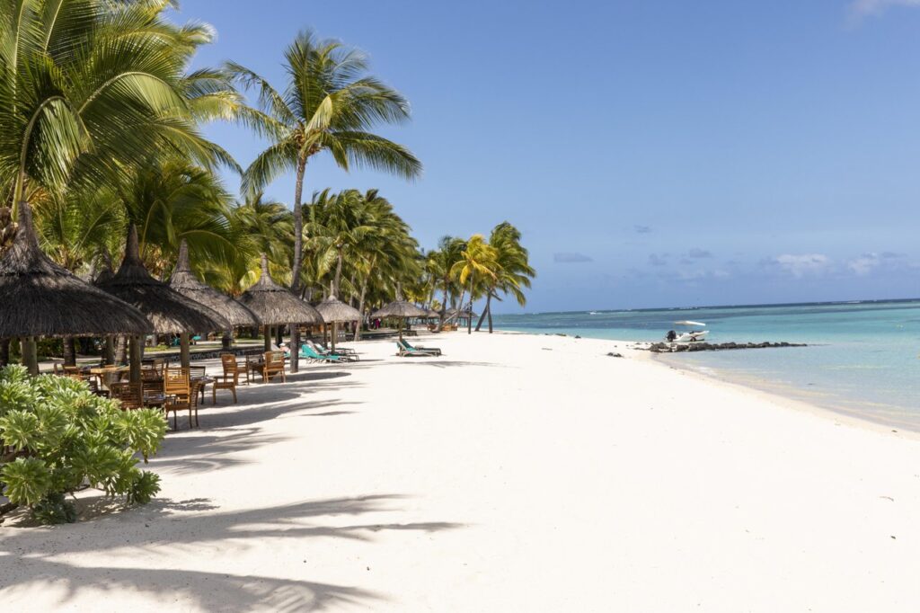 Paradis Beachcomber hotel pohled na bílou pláž.