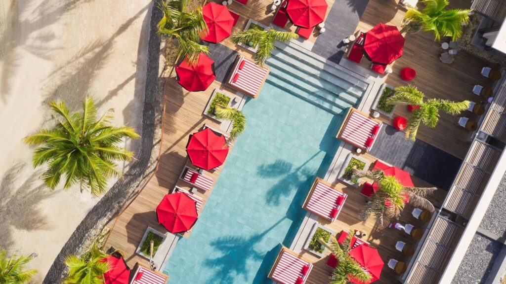 Designový plážový klub Beach Rouge s&nbsp;typickým červeným nasvícením v&nbsp;LUX* Belle Mare