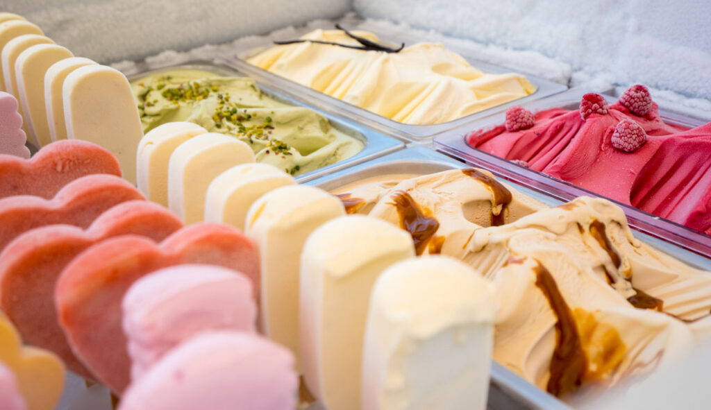 Retro vozík s&nbsp;domácí mauricijskou zmrzlinou ICI u&nbsp;bazénu v&nbsp;resortu LUX* Belle Mare