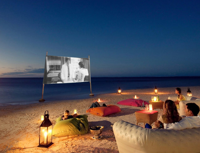 Venkovní letní kino Cinema Paradiso s&nbsp;lehátky na&nbsp;pláži pod hvězdnou oblohou na&nbsp;Mauriciu
