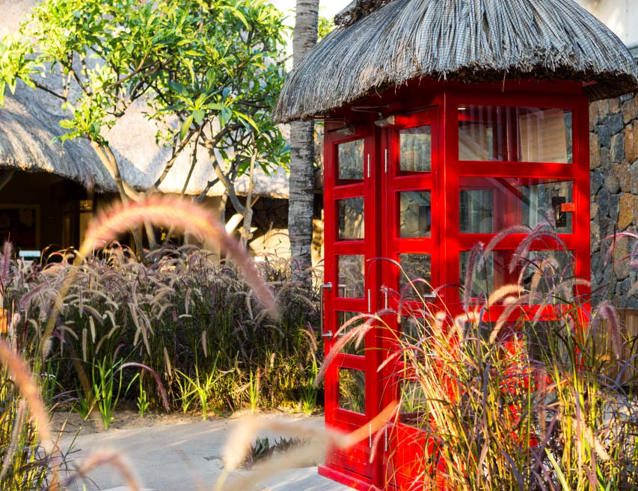 Ikonická červená telefonní budka v&nbsp;tropické zahradě LUX* Le Morne pro&nbsp;bezplatné hovory